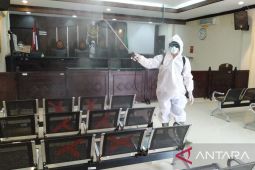 PN Jember disemprot disinfektan setelah belasan pegawai positif COVID-19