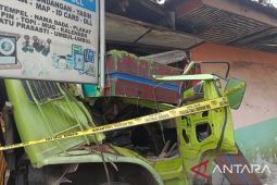 Sopir  truk CPO tergencet usai tabrak toko di Selincah