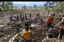 Pencarian korban longsor akibat gempa Pasaman