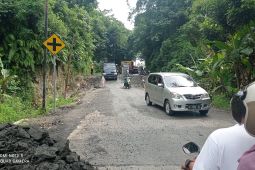 Diguyur hujan lebat, ruas jalan Sampay - Cikulur Kabupaten Lebak ambles