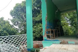 Tiga ruangan kelas MTs Ar- Ribathiyah di Lebak roboh akibat tanah bergerak