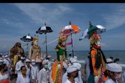 Melasti di Pantai Padanggalak