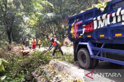 Tanah longsor tutup ruas jalan nasional Palabuhanratu-Cisolok