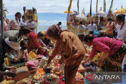 Gubernur Gorontalo hadiri Upacara Melasti di Pantai Libuo