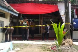 Presiden Jokowi antar jenazah paman ke peristirahatan terakhir