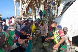 Warga dua komunitas di Saparua gotong royong bangun tempat wudhu, cerminan warisan leluhur