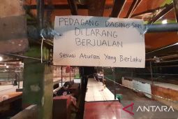 Larangan berjualan daging sapi terpampang di Pasar Tambun Bekasi