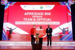 BNI memberikan tabungan ke atlet, pelatih, dan official BATC 2022