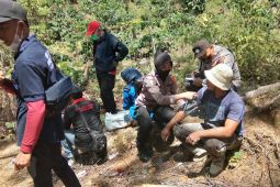 Akselerasi vaksinasi, Polres Lampung Barat datangi warga di kaki Gunung Pesagi