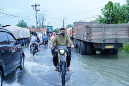 Bobby Nasution gunakan motor trail pantau korban banjir di Labuhan