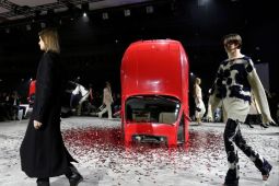 PFW digelar di tengah kemuraman perang di Ukraina