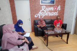 Wawali Armuji sampaikan keluhan kader kesehatan ke Wali Kota Surabaya