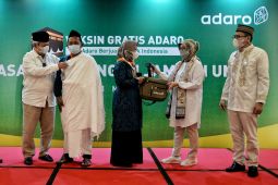 Penyerahan kain ihram menandai pelepasan jamaah Umrah vaksinasi gratis Adaro