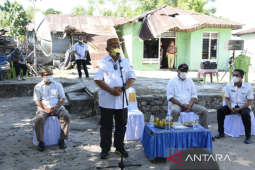 Gubernur Gorontalo bantu korban puting beliung
