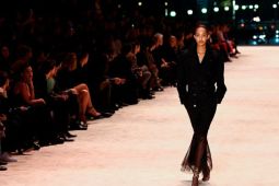 Gaun malam Yves Saint Laurent  di Paris Fashion Week