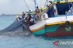 Perahu Sakban dipebaiki oleh PT Timah Tbk