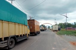 Truk antre di Pelabuhan RORO Kualatungkal