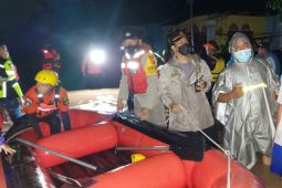 Tim gabungan evakuasi warga terjebak banjir di Manado