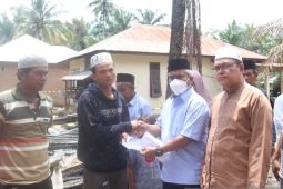 Plt Bupati dan Ketua Baznas Palas bantu korban kebakaran rumah di Desa Janjilobi