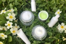 Produk dengan retinol cenderung dicari penggemar "skincare"