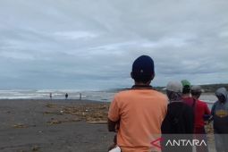 Petugas cari nelayan yang hilang terbawa gelombang di laut Cianjur