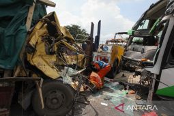 Korban tewas kecelakaan bus lawan truk di Tol Surabaya bertambah jadi 3 orang