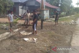 Banjirlumpur Aceh Tamiang sudah surut, warga bersihkan endapan