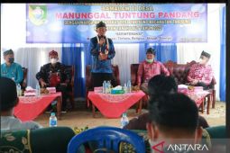 Bupati minta masyarakat Desa Takisung peduli kesehatan