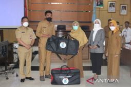 Banjar Regent hands over medical equipment for stunting prevention