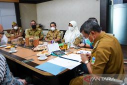 Garut uji coba aspal plastik di jalan sepanjang 23 km