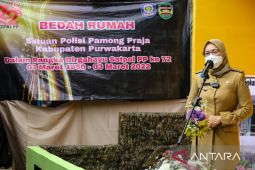 Bupati Purwakarta serahkan bantuan bedah rumah