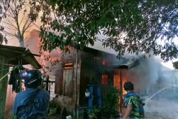 Sembilan rumah dan dua ruang kelas hangus dilalap api