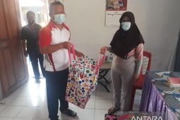 Pemkab Minahasa Tenggara salurkan bantuan bagi warga isolasi mandiri