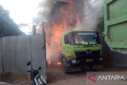 Masuk bengkel, sebuah truk malah hangus terbakar