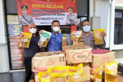 Polda Kalsel  bongkar gudang penimbunan 31.320 liter minyak goreng