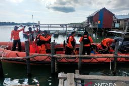 Pemancing jatuh dari perahu