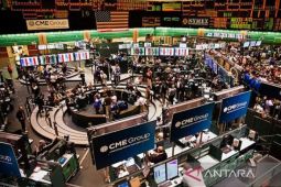 Harga emas melonjak dipicu dolar AS yang lebih lemah