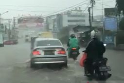 Jalur Cipanas-Puncak di Cianjur macet akibat banjir