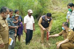 Bupati Eddy Berutu Pasang Patok proyek jalan di Simpang Lau Paske - Pasir Tengah