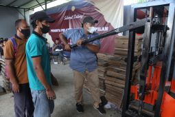 Puluhan warga MBR di Surabaya dapat pelatihan membuat paving