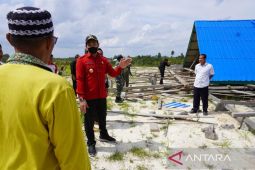 Bupati Kapuas Hulu tinjau pesantren Al-Hidayah yang roboh