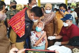 Tinjau vaksinasi booster, Bupati Eddy Berutu: Lansia harus diprioritaskan