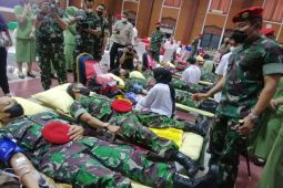 Kopassus bagikan 2.450 paket sembako kepada masyarakat tak mampu