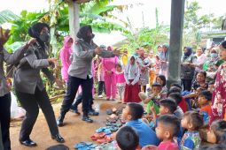 Polwan hibur anak korban bencana puting beliung di Sukabumi