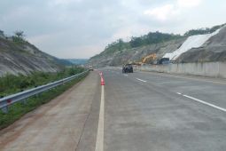 Empat alat berat dikerahkan bersihkan material longsor di Tol Pandaan-Malang
