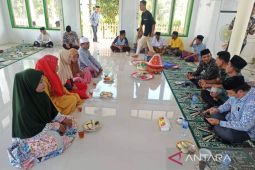 Satu keluarga karyawan PT ASN bersyahadat memeluk agama Islam di Nagan Raya