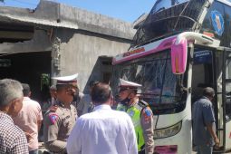 Bus kontra sepeda motor, satu orang meninggal dunia