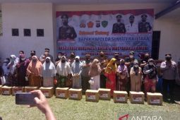 Kapolda Sumut bersama Forkopimda Tapsel kompak serahkan bingkisan