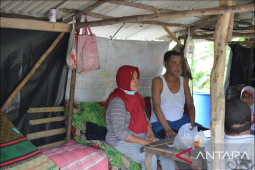 Tinggal di gubuk sederhana, Lina terima bantuan dari PT Timah