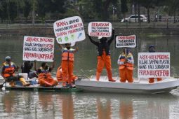 Ecoton dan Polisi Air SMPN 1 Wonosalam buat daftar sampah plastik dibuang ke sungai